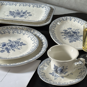 Service de vaisselle en porcelaine bleue à motifs floraux, style royal français élégant, assiettes et tasses en céramique, idéal pour restaurants, mariages, événements - Product Image 3