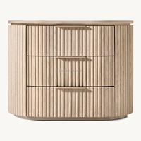 Table de chevet moderne Japandi en chêne séché au four, avec façade cannelée et bord incurvé, pour chambre principale et villa
