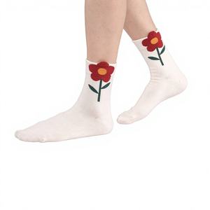 Chaussettes en coton tricotées pour femmes Kikiya - Respirantes, décontractées, à imprimé floral avec un grand motif mignon pour un usage quotidien - Product Image 1