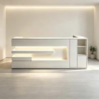 Bureau d'accueil moderne et personnalisé, durable, avec couleurs superposées, encoches lumineuses et armoire latérale de rangement pour réceptions d'entreprise haut de gamme