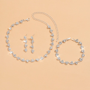 Magnifique ensemble de bijoux en alliage de zinc plaqué argent avec serti griffe romantique, motif étoile, lune et nuages, comprenant collier, boucles d'oreilles et bracelet - Product Image 3