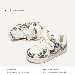 Zapatillas de estilo de lujo desgastado, de caña baja, con suela que aumenta la altura, resistentes al desgaste, unisex, deportivas casuales, para parejas, tipo skate - Product Image 5