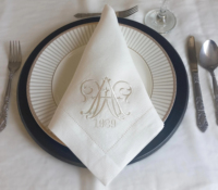 Serviette de table en lin à double initiale, serviette de table en lin monogrammée entrelacée, serviette de table en lin personnalisée avec ourlet festonné