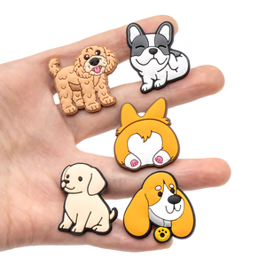 Vente en gros de nouvelles breloques de chaussures pour chiens de dessin animé accessoires en PVC souple dessins mignons d'os de patte de chiot ludique décorations de chaussures pour baskets - Product Image 4