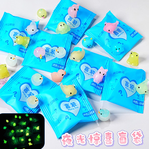 Bolsa sorpresa con mini figuras de animales que brillan en la oscuridad, juguetes luminosos de dibujos animados, aleatorios, unisex, para jóvenes de 15 a 35 años - Product Image 2