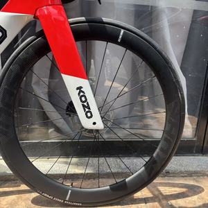 Bicicleta de <span class=keywords><strong>Carretera</strong></span> KOZO Shi Mano <span class=keywords><strong>105</strong></span> OEM de Fibra de Carbono Aero Hardtail de 7.9 KG, 700C, con Frenos de Disco Hidráulicos y Ruedas Ligeras de Competición - Product Image 3