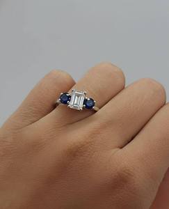 Bague de fiançailles pour femme en or 14 carats plaqué rhodium vintage avec diamant de laboratoire de 1,60 ct et saphir bleu, taille émeraude, 3 pierres - Product Image 4