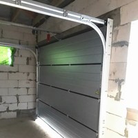 Porte sectionnelle industrielle automatique à levage vertical pour entrepôt et quai