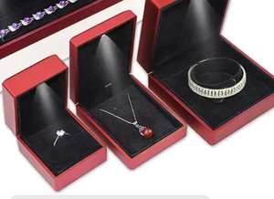 Boîte à bague de luxe en velours et métal avec lumière LED, personnalisable, pour les propositions de mariage - Product Image 4
