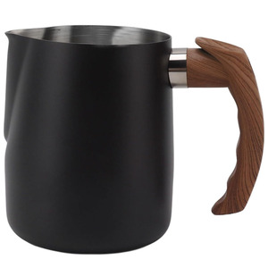 Pichet <span class=keywords><strong>à</strong></span> mousse de <span class=keywords><strong>lait</strong></span> en acier inoxydable 304 avec poignée en bois et échelle graduée pour l'art du latte, l'espresso et le cappuccino - Product Image 1