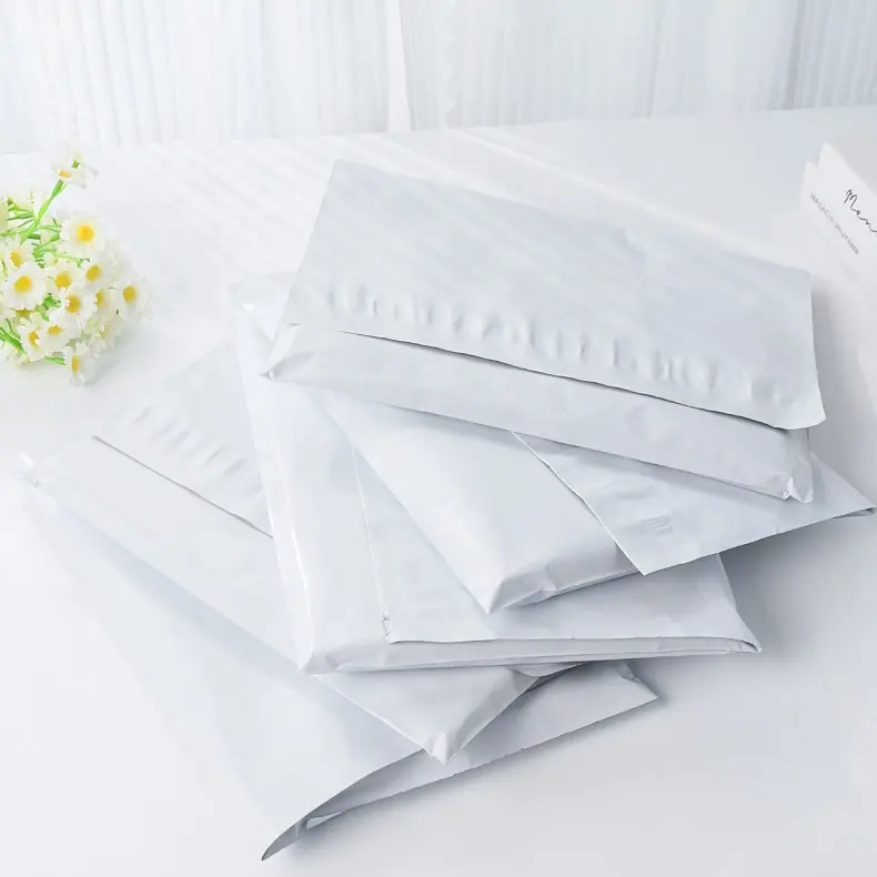 Sacchetti di spedizione in plastica personalizzati pacchetto di rotoli sfusi autoadesivi bianchi pacchetto postale per l'imballaggio di sacchetti di spedizione Mailer