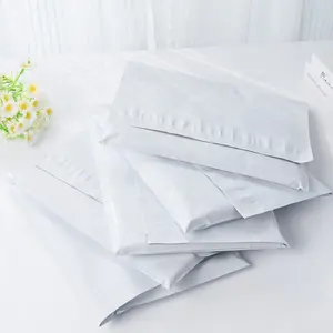 ถุงส่งพลาสติกแบบมีกาวในตัวสีขาวบรรจุภัณฑ์แบบม้วนสำหรับส่งไปรษณีย์สำหรับบรรจุภัณฑ์ถุงส่งไปรษณีย์