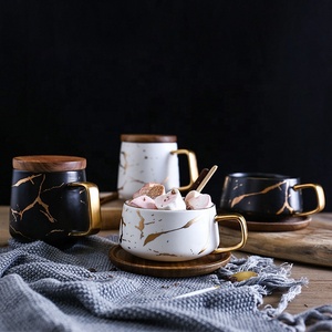 <span class=keywords><strong>Tazza</strong></span> da <span class=keywords><strong>Caffè</strong></span> in Ceramica Opaca Stile Giapponese con Motivo Marmorizzato Bianco e Nero, Manico Dorato e Piattino - Product Image 1
