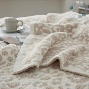 La manta decorativa de punto grueso de algodón esponjoso con estampado de leopardo es imprescindible para el invierno. - Product Image 3