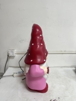 Rosa Valentinstag-Nisse-Dekorationsstück mit detailliertem elfenbeinfarbenem Bart – Muster für Hochzeitsplaner-Merchandise zur Geschäftsabwicklung und Beschaffungslösung