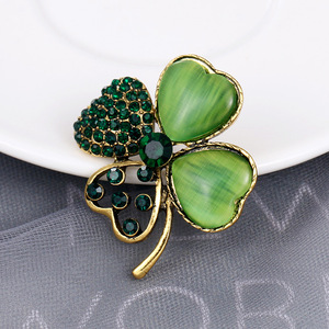 Venta directa de fábrica, broche de cristal de alta calidad, diseño de lujo, chapado en oro de 18K, broche grande de diamantes de imitación, broche de trébol para mujer - Product Image 6