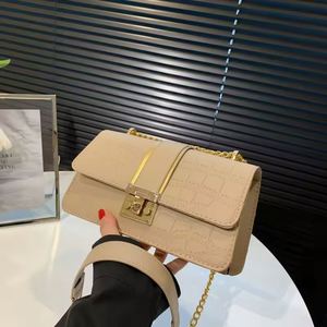 ขายตรงจากโรงงาน กระเป๋าถือสตรีแบบสั่งทำ กระเป๋าคลัทช์ผู้หญิง วัสดุเรซิ่น ประดับกลิตเตอร์ สายโซ่ชุบทอง - Product Image 5