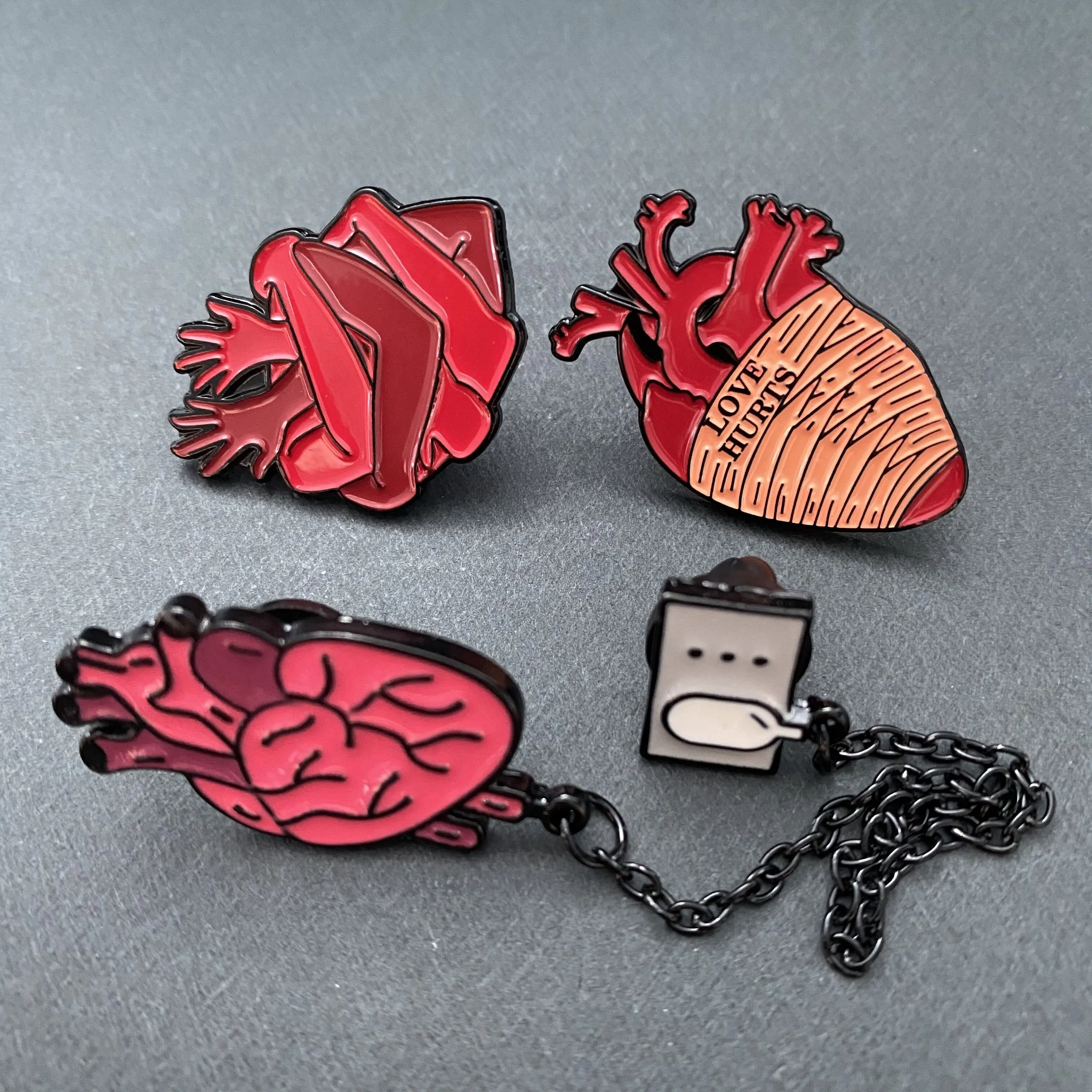 Free Sample Metal Black Heart Organ Badge Cheap Designer Brooches and Pins Pins Set