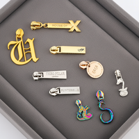 Broches personnalisées, étiquettes métalliques, autocollants logo pour accessoires vestimentaires de luxe, artisanat métallique et flacons de parfum