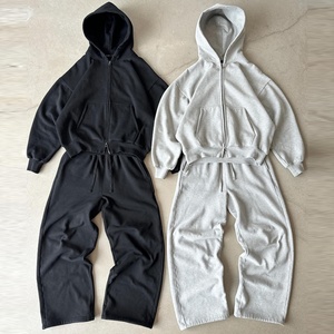 ชุดวอร์มแบบมีฮู้ดและกางเกงจ็อกเกอร์ทรงหลวมแบบเรียบหรู สั่งทำโลโก้ได้ตามต้องการ ขายส่ง ชุดออกกำลังกายสำหรับผู้ชาย - Product Image 1