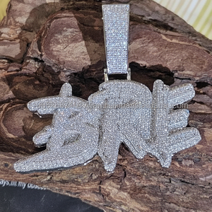 Iced Out Custom Thorn Brush Letter Charm Pendant con diamantes VVS Moissanite en joyería de Hip Hop de Plata de Ley 925 - Product Image 1