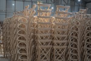 Chaise à dossier croisé en bois massif de hêtre et de chêne, empilable, pour les mariages, les hôtels, les locations, les appartements - Product Image 6