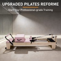 Reformer Pilates Rose Pastel avec Cadre Minimaliste et Roulettes Silencieuses pour Entraînement Personnel à Domicile