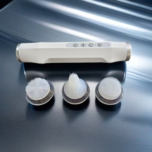3-in-1 Tragbares Schönheits-Wasser-Sauerstoff-Reinigungsset mit Silikonbürste und Gesichts-Pads - Product Image 1
