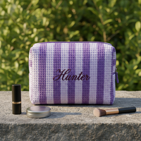 Pochette de maquillage tendance en tissu gaufré écologique, rayée pastel, monogrammée, avec fermeture éclair durable, personnalisable pour mariage, douche nuptiale, ou avec initiales