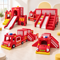 Aire de jeux commerciale pour enfants sur le thème de la caserne de pompiers avec toboggan, escalier et tunnel de ramassage pour maternelle et garderie