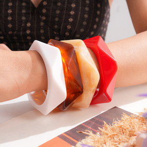 Brazalete de Resina con Forma Irregular, Diseño Degradado y Efecto Manchado, Elegante, Exagerado, Ecológico, Impermeable, Ancho de Banda de 9 cm - Product Image 1