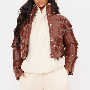 Manteau d'hiver personnalisé <span class=keywords><strong>en</strong></span> duvet de canard brillant de couleur chocolat pour femmes <span class=keywords><strong>veste</strong></span> courte <span class=keywords><strong>en</strong></span> <span class=keywords><strong>vinyle</strong></span> à bulles d'air - Product Image 1