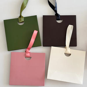 Sacs cadeaux verts en gros, papier texturé, prêt à expédier, sacs en papier créatifs et bon marché pour l'emballage de bijoux, anneaux de pierres précieuses - Product Image 1
