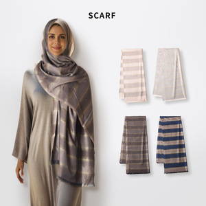 Da donna con motivo musulmano africano della Malesia a righe Jacquard in Lurex Hijab scialle con nappe crude - Product Image 1