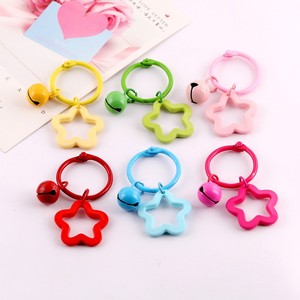 Porte-clés en métal en forme d'étoile avec pendentif cloche, porte-clés portables pour enfants et adultes, accessoires décoratifs en plusieurs couleurs - Product Image 2