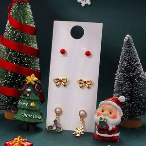 Pendientes <span class=keywords><strong>de</strong></span> tuerca <span class=keywords><strong>de</strong></span> Navidad chapados en oro Jolly Trendy, colgante <span class=keywords><strong>de</strong></span> acebo <span class=keywords><strong>de</strong></span> cuentas rojas para mujeres jóvenes <span class=keywords><strong>con</strong></span> elementos chapados en plata y diamantes - Product Image 3