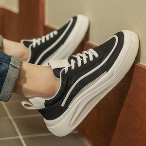 Nouvelles chaussures d'été pour hommes, respirantes, légères, en mesh, baskets blanches tendance pour hommes, chaussures de sport décontractées à semelle épaisse - Product Image 1