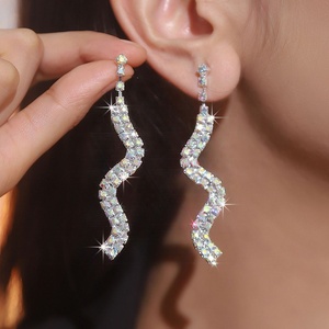 Boucles d'oreilles pendantes de luxe haut de gamme, style européen et américain, avec strass en forme de serpent à double rangée, design de niche, papillon brillant, en alliage tendance - Product Image 3