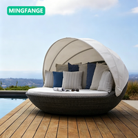 Chaise longue de piscine en rotin moderne pour l'extérieur, directement de l'usine, avec coussins, pour hôtel et villa, durable et écologique
