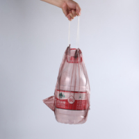 Sacs poubelles robustes en PE, personnalisables directement de l'usine, résistants aux déchirures, perforés, avec cordon de serrage et poignées en forme de gilet