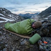 Sac de couchage d'urgence thermique vert imperméable pour adultes, idéal pour la survie des sans-abri
