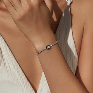 Bracelet ajustable empilable en argent sterling 925 avec zircon rectangulaire minimaliste de luxe pour femmes sophistiquées - Product Image 3