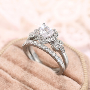 Set di Anelli per Coppie con Zirconi a Forma di Cuore, Gioielli Eleganti e Romantici per Proposte di Matrimonio - Product Image 2