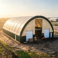 Abri pour bétail de qualité équestre certifié anti-vent, type A-frame à pignon, 60x100m, PVC gris, pour élevage de bovins en intensif
