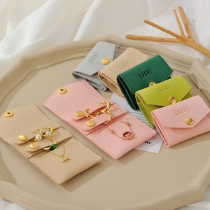 Bolsa Organizadora de Joyas y Pendientes de Viaje Mini Multifuncional de Microfibra con Hebilla y Botón Dorado Personalizada - Product Image 4