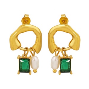 Boucles d'oreilles à clous de mode rétro européenne et américaine, élégantes, avec pendentif en cristal vert, perle d'eau douce, design géométrique unique, tendance dorée - Product Image 1