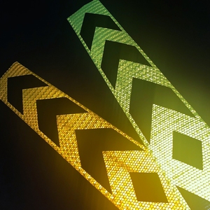 Tấm Phản Quang Cảnh Báo In Hình Mũi Tên An Toàn Xe Tải Chất Liệu PVC Ánh Sáng Cao Miếng Dán Vinyl Cho Xe Hạng Nặng - Product Image 3