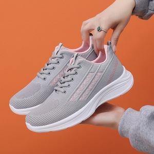 Zapatillas deportivas transpirables para mujer, modelo 2026, con parte superior de malla acanalada, suela suave, calzado informal y moderno - Product Image 2
