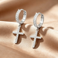 Boucles d'oreilles élégantes pour femmes, bijoux de mode polyvalents de haute qualité, boucles d'oreilles en zircon scintillant, boucles d'oreilles européennes de luxe, boucles d'oreilles en forme de croix