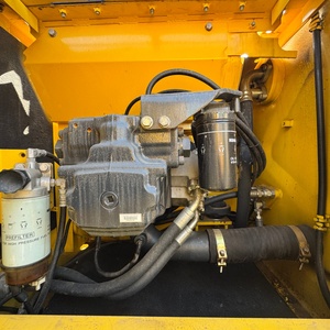 Excavadora de cadenas Komatsu PC200-8, 90% nueva, de bajo consumo y potente, ideal para excavaciones pesadas y tareas en sitios de construcción. - Product Image 6